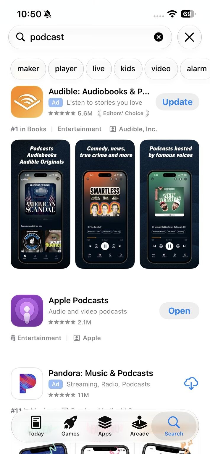 Recherche App Store pour « podcast » en mode clair. Audible, en haut, et Pandora, plus bas, affichent tous deux une petite mention « Ad » et aucun fond coloré ; le résultat naturel Apple Podcasts se trouve entre les deux.